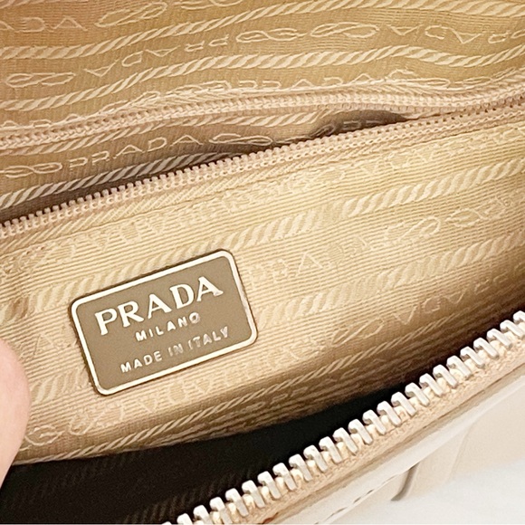 Prada 90s beige Spazzolato leather embossed logo shoulder tote bag - Picture 12 of 14
